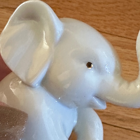 Lenox Baby Elephant Sitting Elephant Trunk Up Elephant - Picture 10 of 11